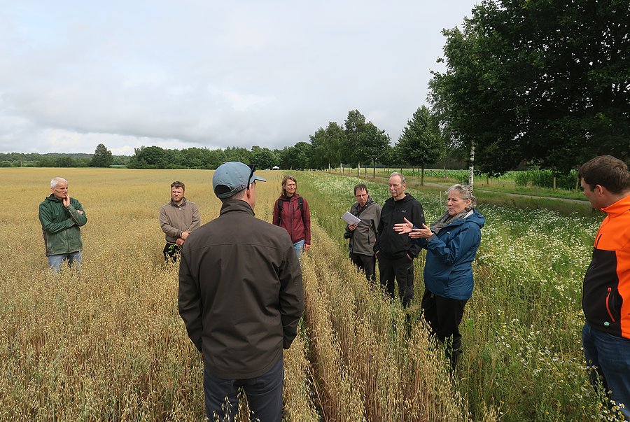 Umweltstaatssekretärin Katja Günther im Gespräch mit LandwirtInnen