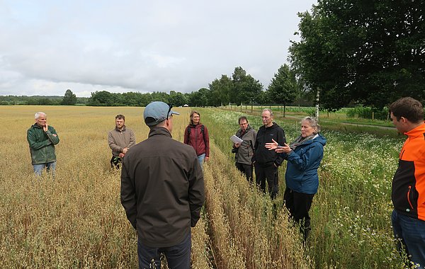 Umweltstaatssekretärin Katja Günther im Gespräch mit LandwirtInnen